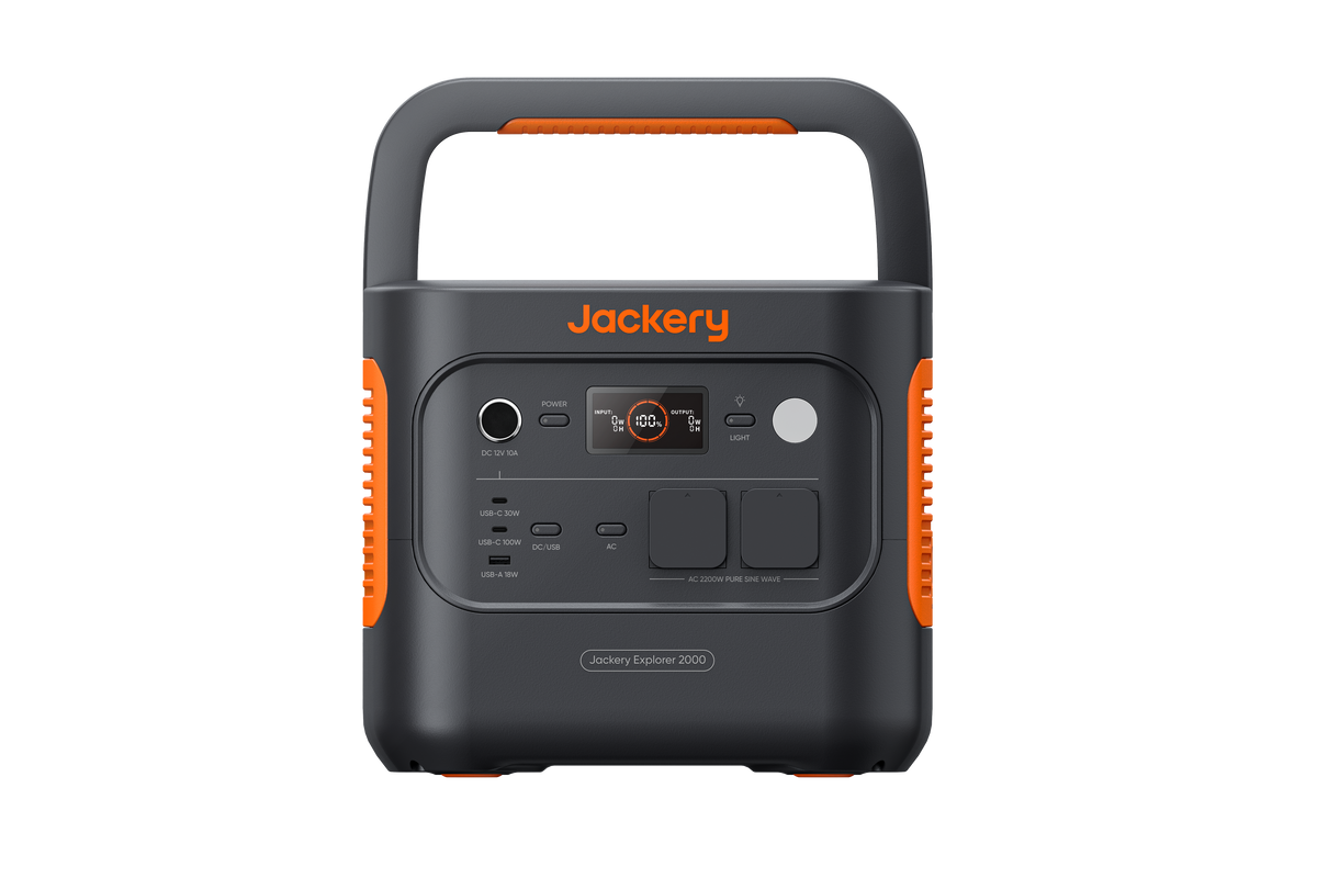 Jackery Explorer 2000 v2 tragbare Powerstation mit 2.042 Wh im Test – Frontansicht mit Klappgriff, Display und zwei Schuko-Steckdosen