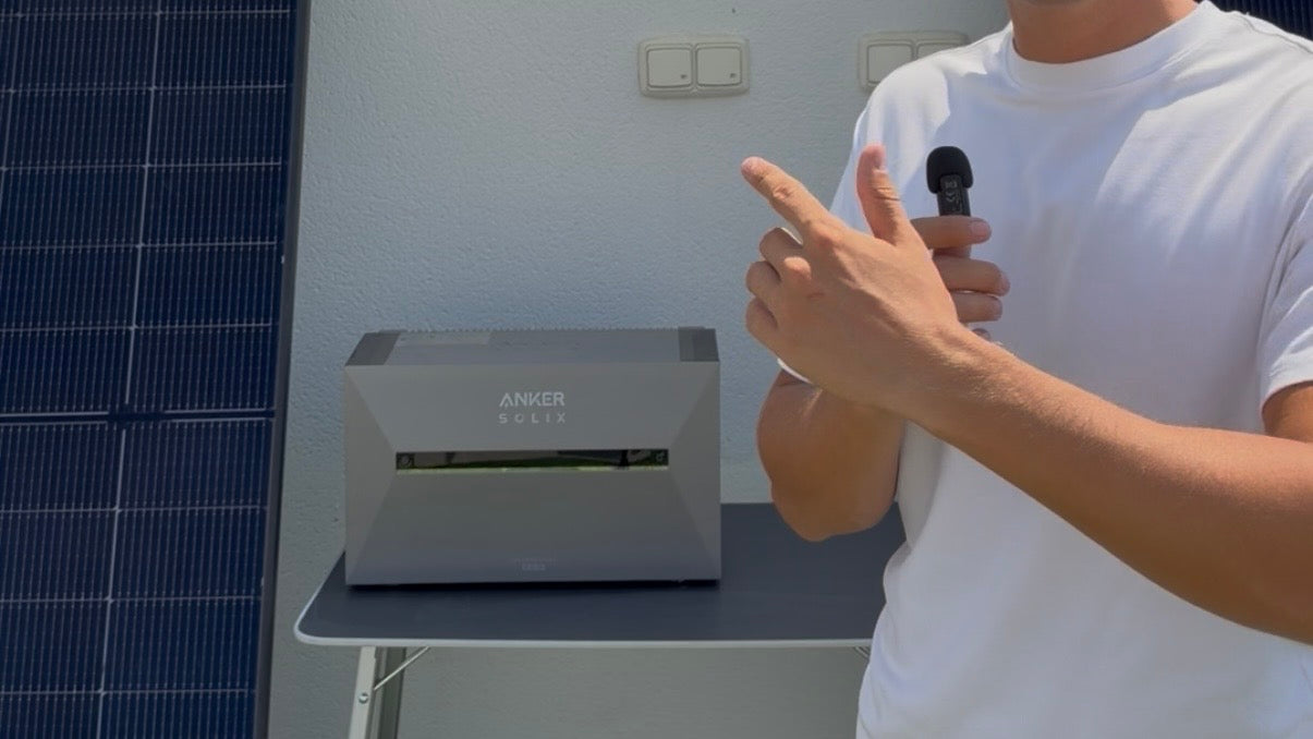 Anker SOLIX Balkonspeicher neben einem Solarmodul – Balkonkraftwerk mit Speicher nachrüsten