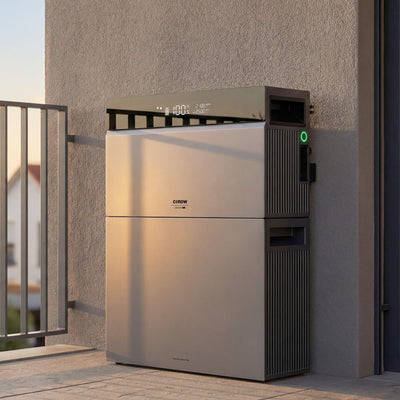 Conow CBE2000 Pro mit 5-kWh-Erweiterungsbatterie am Balkon installiert